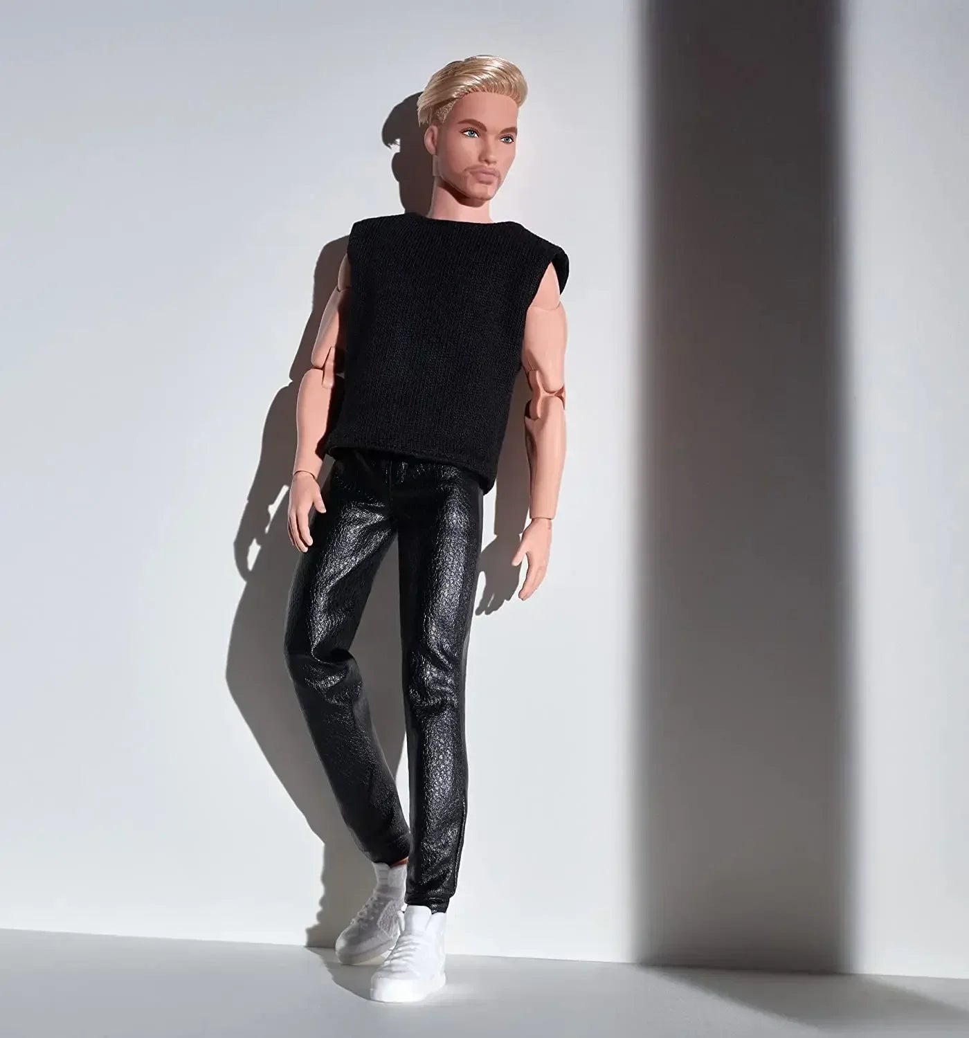 Muñeco Ken Barbie Piel Oscura Signature Fashionista - Articulado Coleccionable