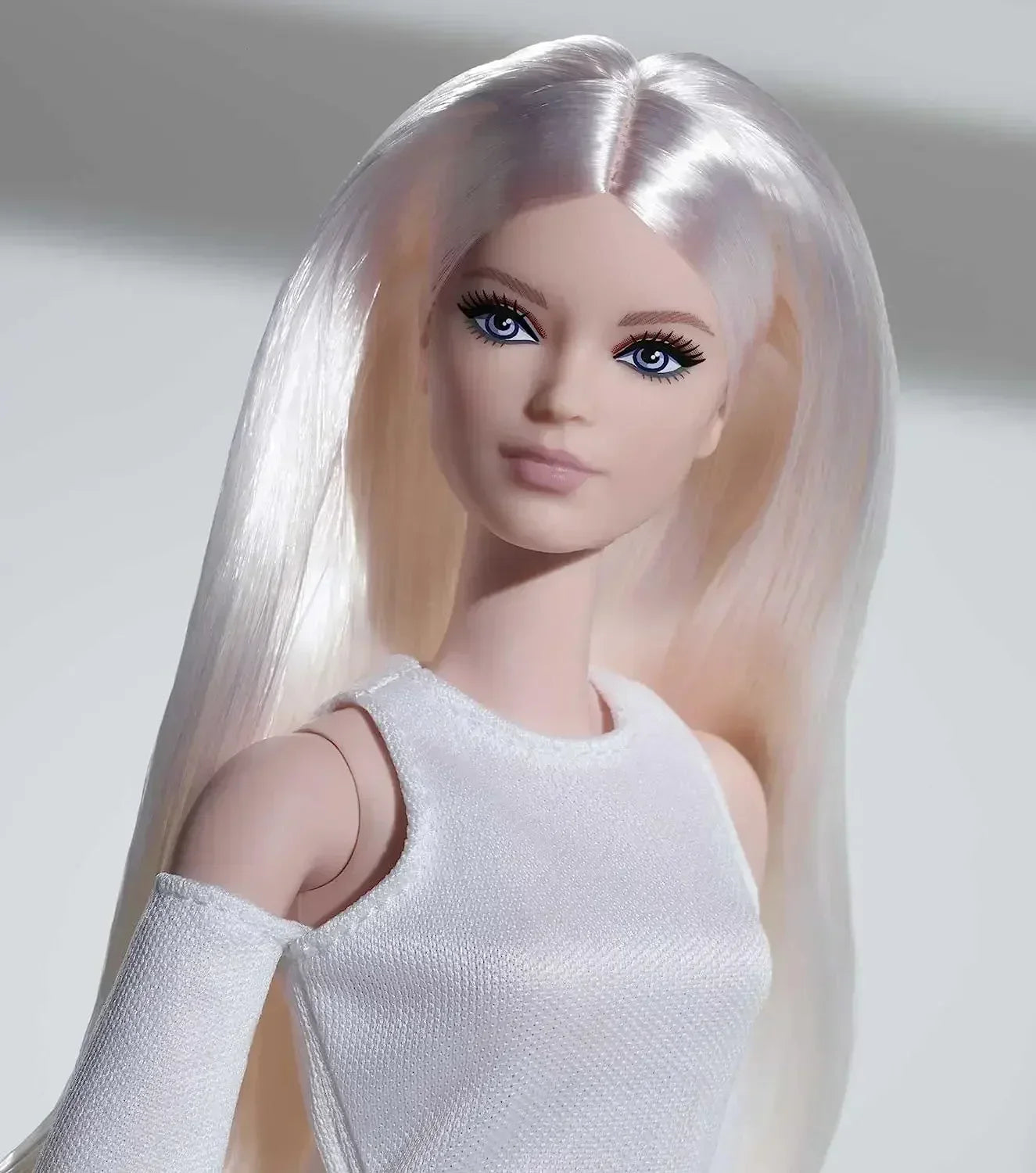 Muñeca Barbie Signature Looks Rubia Alta Vestido Blanco Botas Plataforma